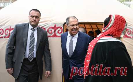 Лавров осмотрел юрту и попробовал кумыс на выставке о Башкирии. Министр иностранных дел России Сергей Лавров и глава Башкортостана Радий Хабиров посетили культурный центр Главного управления по обслуживанию дипломатического корпуса при МИД России.