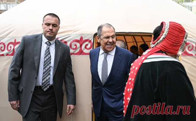 Лавров осмотрел юрту и попробовал кумыс на выставке о Башкирии. Министр иностранных дел России Сергей Лавров и глава Башкортостана Радий Хабиров посетили культурный центр Главного управления по обслуживанию дипломатического корпуса при МИД России.