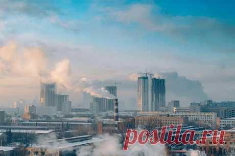 Москвичам предсказали продолжение оттепели. В Москве продолжится влажная оттепель, вызванная очередным атлантическим циклоном. Из-за этого атмосферного вихря в городе ожидается облачность, а также периодические осадки в виде снега и мокрого снега. Из-за этого мокрым снегом могут покрыться провода и ветви деревьев. На дорогах также ожидается гололедица.