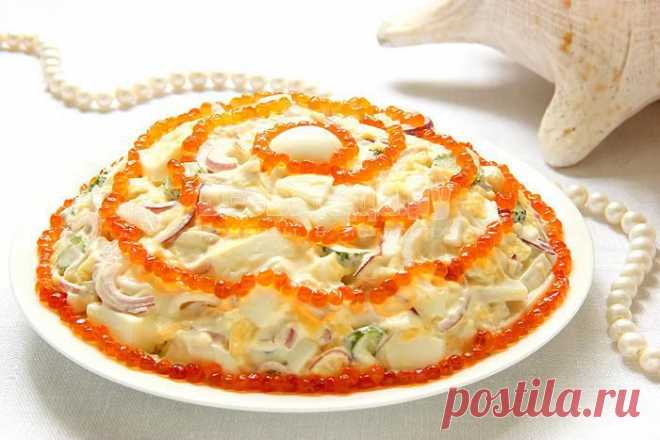 Салат Жемчужина (красная икра, кальмары, яйца, сыр, огурец, лук, майонез) - рецепт с фото | Все Блюда