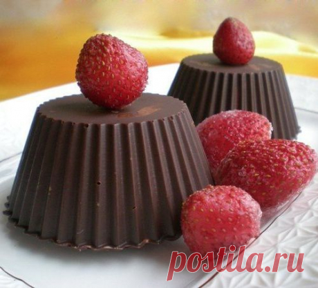 Шоколадные корзинки с клубникой и сливками