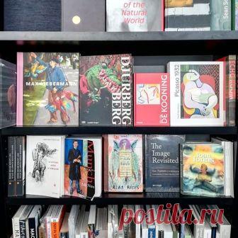 СПИСОК КНИГ НА ОСЕНЬ.

Первого числа нового времени года обновляю не только бизнес-планы, но и желания из области «что почитать». Итак, этой осенью фонарик-сова будет освещать следующее:

БЕРБЕРОВА Н. КУРСИВ МОЙ. Читала Нину Берберову в университете по диагонали, ибо в спину дышали еще 250 книг, которые надо было осилить к экзамену. Помню, что было классно, обещала вернуться к ней. Вот – выполняю, тем более что осень просто создана для чтения мемуаров ироничной эмигрантки....