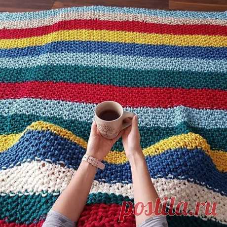 Начинаем новое и выходим из зоны комфорта.
 
 Уже 3 месяца готовлюсь к выходу курса "Для тех, кто хочет большего", старт которого 15 августа.
 Конспекты, книги, курсы, бессонные ночи меня погладили, и вязание ушло на второй план.
 
 В реальность  вернул заказ от дизайнерской студии детской мебели.
 2 пуфа на картинке из дизайн-проекта детской.
 - Можно сделать аналогичные ?)
 
 Придумала узор, распустила. Опять придумала узор, не нравится .....
 
 В такие минуты понимаю, ч...