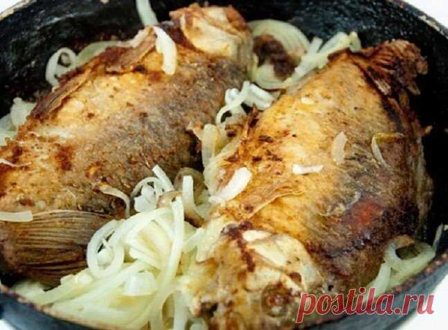 Как правильно жарить мясо и рыбу. 11 золотых советов хозяйке на заметку
Может показаться, что пожарить мясо и рыбу совсем просто. Достаточно лишь разогреть масло на сковороде и положить туда кусочки. Но, на самом деле, этот процесс требует определенных знаний.
Выучив несколько правил жарки и применив их на практике, ваши блюда всегда будут нежными и сочными внутри, а также с румяной корочкой снаружи.
Как вкусно пожарить мясо и рыбу
1.Жарьте мясо и рыбу исключительно на рафинированном масле.