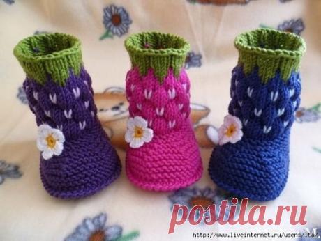 ВЯЗАНЫЕ САПОЖКИ " КЛУБНИЧКИ "
Описание:
1 ряд - набрать 28 петель.
2-4-6-8-10 ряды  - все петли лицевые.
3
 ряд - кромочная - накид;  1 лицевая - накид; 10 лицевых - накид; 1 
лицевая - накид; 2 лицевых - накид; 1 лицевая -  накид; 10 лицевых -  
накид; 1 лицевая -  накид;  кромочные= 36 петель.
5 
ряд - кромочная -  накид; 1 лицевая - накид; 14 лицевых -  накид;  1 
лицевая -  накид; 2 лицевых -  накид; 1 лицевая - накид; 14 лицевых -  
накид; 1 лицевая -  накид; кромочные= 44 петли.
7 ряд - кр