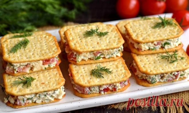 Сирна закуска з крекерів - відмінно підійде до святкового столу або на фуршет Готуємо смачну і вишукану сирну закуску. Можна використовувати, як м'який плавлений сир, так і твердий, але смак закуски при цьому буде відрізнятися.