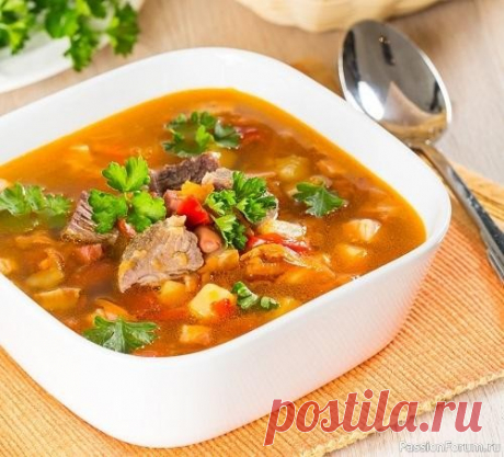 Овощной суп с грудинкой - сытный обед для большой семьи На радость мясоедам &mdash; овощной суп с говяжьей грудинкой.Овощной суп с грудинкой.Понадобится: 300 г сухой фасоли (лучше какой-нибудь разноцветной), 500 г говяжьей грудинки, 1 луковица, 2 моркови, 1 стручок красного сладкого перца, 2 ст. ложки растительного масла, 3 помидора, 500 г...
