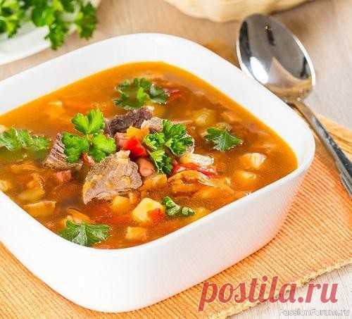 Овощной суп с грудинкой - сытный обед для большой семьи На радость мясоедам — овощной суп с говяжьей грудинкой.Овощной суп с грудинкой.Понадобится: 300 г сухой фасоли (лучше какой-нибудь разноцветной), 500 г говяжьей грудинки, 1 луковица, 2 моркови, 1 стручок красного сладкого перца, 2 ст. ложки растительного масла, 3 помидора, 500 г...