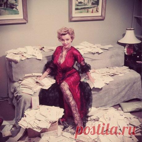 Мэрилин Монро с письмами от поклонников, 1952 год. | Наша Мировая История