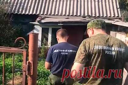 Место убийства школьниц в Киселевске попало на видео. Заброшенный дом, в котором были убиты две 10-летние девочки, попал на видео. На запись попали заросший участок и старый дом подозреваемого. В комнатах видны сломанные вещи, перевернутый матрас, оторванные карнизы и плинтуса. На столе остались пустые чашки и упаковка от закуски.