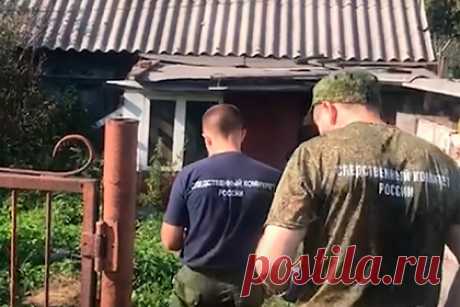 Место убийства школьниц в Киселевске попало на видео. Заброшенный дом, в котором были убиты две 10-летние девочки, попал на видео. На запись попали заросший участок и старый дом подозреваемого. В комнатах видны сломанные вещи, перевернутый матрас, оторванные карнизы и плинтуса. На столе остались пустые чашки и упаковка от закуски.