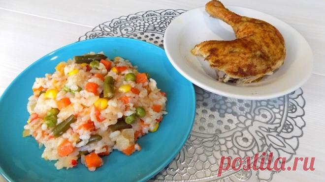 Как приготовить целую курицу в духовке с гарниром из овощей и риса Ингредиенты для приготовления курицы в духовке:Целая курица весом примерно 1500 гр.Приправа для курицы - 1 пакетикМасло растительное - 4 ст. ложкиЧеснок - 2 штукиСоль - 1 ч. ложкаМолотый черный перец по вкусуИ 1 пакет для запекания размером 30 на 40 смИнгредиенты для приготовления гарнира...