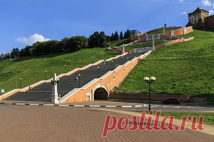 В Нижнем Новгороде воссоздали сгоревшую в 1990-х историческую сцену-ракушку. В Нижнем Новгороде открыли историческую сцену-ракушку Александровского сада, воссозданную к 800-летию города. На церемонии открытия прошел концерт камерного оркестра «Солисты Нижнего Новгорода», дирижером которого выступил номинант на премию «Грэмми» Максим Емельянычев.