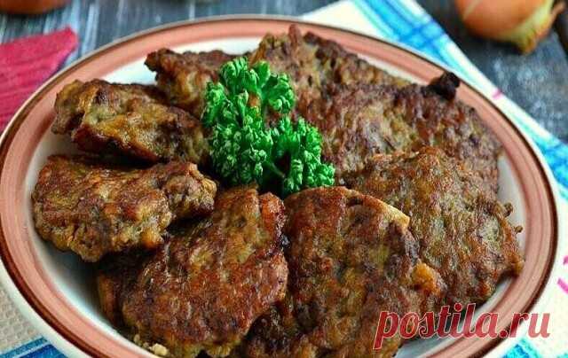 Готовим изумительные печёночные котлеты.

Надо взять:
500 г куриной печени
1 луковица
1-2 зубчика чеснока
1 яйцо
5 ст.л. манной крупы
соль, чёрный перец по вкусу
растительное масло для жарки

Приготовление:
Печень, лук и чеснок измельчить в комбайне до однородной массы или пропустить через мясорубку.
Посолить, поперчить, вбить яйцо, перемешать
Всыпать манную крупу, перемешать и оставить на 30-40 минут.
Выложить на сковороду по 1 ст.л. на котлету, обжарить с обоих сторон.
Приятного аппетита!