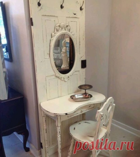 Интересный предмет мебели из старых дверей