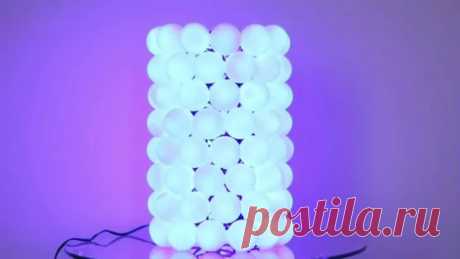 Волшебство у нас на глазах: мастер создает роскошный светильник из шариков для пинг-понга