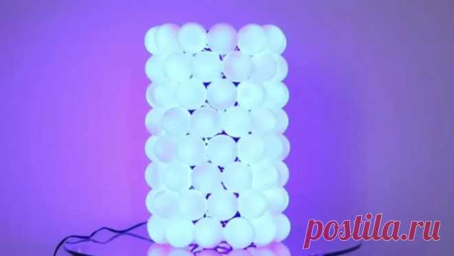 Волшебство у нас на глазах: мастер создает роскошный светильник из шариков для пинг-понга