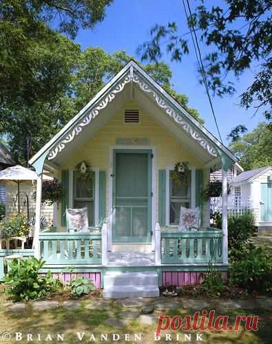 I love tiny houses, and this one is so cute! | Small house.I like it_MALI