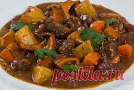 Говядина по-бургундски ИНГРЕДИЕНТЫ говядина лопатка или антрекот— 700-900 г шампиньоны — 200 г 1,5 стакана красного сухого вина 200 мл бульона или воды 2 средних луковицы 5-6 мини-морковок 2 зубчика чеснока сливочное масло — 25 г оливковое масло мука лавровый лист несколько веточек тимьяна перец-горошек соль, свежемолотый черный перец ПРИГОТОВЛЕНИЕ Мясо нарежьте небольшими кусочками и обваляйте в […]