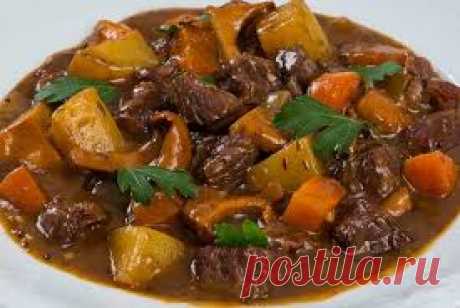 Говядина по-бургундски ИНГРЕДИЕНТЫ говядина лопатка или антрекот— 700-900 г шампиньоны — 200 г 1,5 стакана красного сухого вина 200 мл бульона или воды 2 средних луковицы 5-6 мини-морковок 2 зубчика чеснока сливочное масло — 25 г оливковое масло мука лавровый лист несколько веточек тимьяна перец-горошек соль, свежемолотый черный перец ПРИГОТОВЛЕНИЕ Мясо нарежьте небольшими кусочками и обваляйте в […]