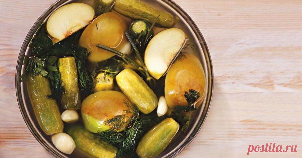 малосольные огурцы с яблоками