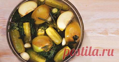 малосольные огурцы с яблоками
