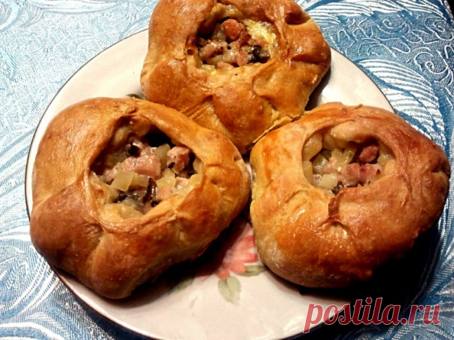Татарские пирожки с картофелем, мясом и луком.