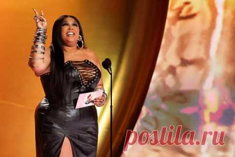 Появление обвиненной в домогательствах Lizzo на «Грэмми» раскритиковали. Появление на церемонии вручения премии «Грэмми» исполнительницы Мелиссы Вивиан Джефферсон, известной как Lizzo, которую обвинили в домогательствах и дискриминации, раскритиковали. Присутствие артистки на мероприятии вызвало у многих удивление, в том числе у адвоката Неама Рахмани, представляющего танцоров.