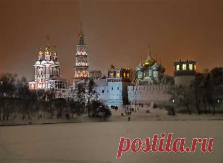 Новодевичий женский монастырь, на юго-западе Москвы, в излучине Москвы-реки основан в 1524 по обету великого князя Василия III в память взятия в 1514 Смоленска. Новодевичий являлся важным звеном в оборонительном кольце московских монастырей-сторожей. В 1871 на средства Филатьевых был открыт приют-училище для сирот «неблагородного звания»; здесь же находились две богадельни для монахинь и послушниц. К 1917 в монастыре проживали 51 монахиня, 53 послушницы.