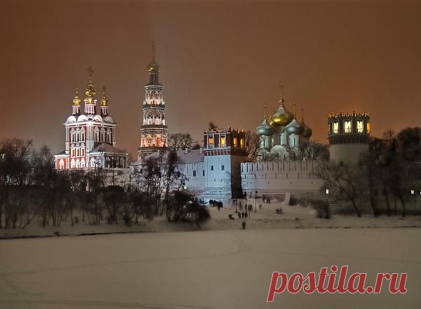 Новодевичий женский монастырь, на юго-западе Москвы, в излучине Москвы-реки основан в 1524 по обету великого князя Василия III в память взятия в 1514 Смоленска. Новодевичий являлся важным звеном в оборонительном кольце московских монастырей-сторожей. В 1871 на средства Филатьевых был открыт приют-училище для сирот «неблагородного звания»; здесь же находились две богадельни для монахинь и послушниц. К 1917 в монастыре проживали 51 монахиня, 53 послушницы.