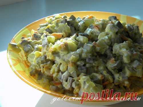 Салат из печени говяжьей с солёными огурцами Cалат из говяжьей печени с солеными огурцами готовим часто, потому что получается очень вкусно! Солёные огурчики придают салату с печенью