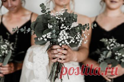 Женщина решила отказать сестре в роли подружки невесты из-за ее лишнего веса. Жительница Великобритании решила отказать родственнице в роли подружки невесты на церемонии бракосочетания из-за лишнего веса и возмутила пользователей сети. Женщина объяснила, что решила заказать для подружек невесты одинаковые платья, чтобы получить красивые фото со свадьбы, а сестра сказала, что носит размер XL.