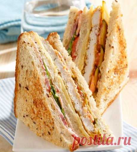 Слоеный бутерброд с курицей и копченой грудинкой