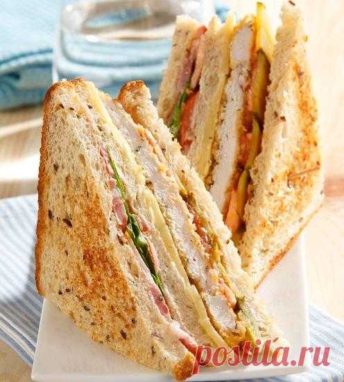 Слоеный бутерброд с курицей и копченой грудинкой