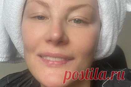 Рената Литвинова показала лицо без макияжа. Советская и российская актриса театра и кино Рената Литвинова показала лицо без макияжа. 55-летняя знаменитость разместила в сторис новое фото, на котором она запечатлена в черной майке и куртке. При этом звезда продемонстрировала свою естественную внешность. На фото видно, что на ее лице отсутствует косметика.