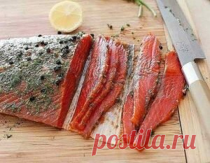Быстрый засол красной рыбы Быстрый засол красной рыбы.  Такую вкусную красную рыбу можно приготовить в домашних условиях очень просто и быстро с минимум ингредиентов. Аромат и нежнейший вкус Вам обеспечен.  Ингредиенты: Лосось (филе) — 300 г.  Укроп — 1 пучок.  Чёрный перец горошком — 1 чайная ложка.  Лимон (цедра, сок) — 1 шт.  Сахар — 2 чайных ложки.  Соль — 4 чайных ложки.  Коньяк или водка — 3 столовых ложки.  Смесью ингредиентов натрите рыбу.