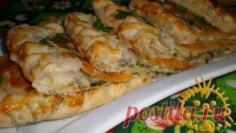 Как приготовить пирог из слоеного теста с сыром и зеленью  - рецепт, ингридиенты и фотографии