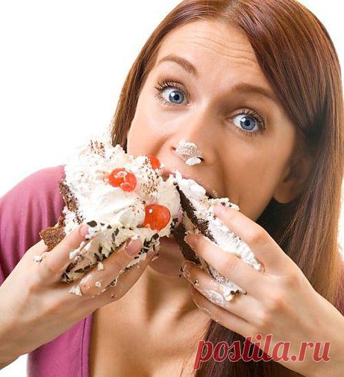 Переедание за праздничным столом: как удержаться? 
Кроме трудов и забот, в нашей жизни бывают и праздники – семейные, профессиональные, государственные, религиозные… Отмечать их нередко принято шумными застольями, обильной и сытной едой. 

Чтобы на следующий день после праздника не вздыхать с тоской при виде весов, достаточно соблюдать одно из двух простых правил: 

• или отказаться от застолий совсем; 
• или весь вечер следовать определенным рекомендациям