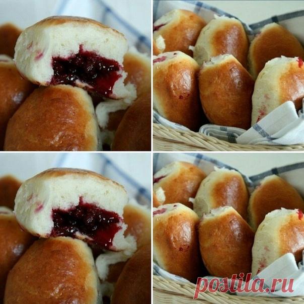 АППЕТИТНЫЕ ПИРОЖКИ ЗА 15 МИНУТ

Коронная выпечка каждой хозяйки, рекомендуем! 
НЕ ЗАБЫВАЕМЫЙ ВКУС ДЕТСТВА
Сохраните не стенку,чтобы не потерять!
Вам понадобится:

1. Молоко 300 мл
2.Дрожжи сухие быстродействующие 15 г
3. Яйцо куриное 4 шт.
4. Растительное масло 150 мл
5. Крахмал картофельный 50 г
6. Сахар-песок 275 г
7. Мука пшеничная 760 г
8. Соль ½ ч.л.
9. Брусника (или любая начинка) 350 г
10. Сливочное масло 40 г
ПРИГОТОВЛЕНИЕ
Ингредиенты 1-го этапа:
Молоко 200 мл Саха...