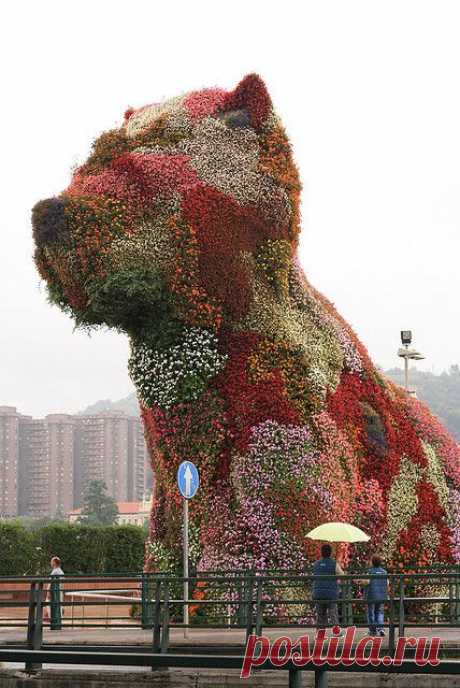 Vertical Garden in front of Guggenheim, Bilboa, Spain - Jeff Koons