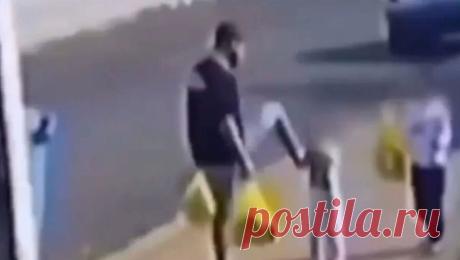 На видео попало, как отец пнул трехлетнюю дочь по лицу за плач. В Бразилии мужчина ударил плачущую дочь ногой по лицу. Это попало на видео, которое разошлсь в соцсетях, ,пишет Metropoles. На кадрах, снятых на камеру наблюдения во Франсиско-Белтране, видно, как отец идет с трехлетней дочерью и ...