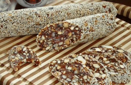 Финиковая колбаска 
Вкусный и полезный десерт из сухофруктов. В сочетании с орешками это лакомство очень подходит как для постного питания, так и тем, кто следит за своей фигурой
Ингредиенты: 
Финики (без косточек) — 250 г 
Курага — 250 г 
Кунжут — 100 г 
Семечки подсолнуха — 50 г 
Орехи кешью — 150 г 
Цедра апельсина — 1 шт. 
Корица — 1 щепотка 
Кардамон — 1 щепотка 
Приготовление: 
1. Пропустить через мясорубку финики (очищенные от косточек) и курагу. 
2. Все орешки и половину кунжута выс