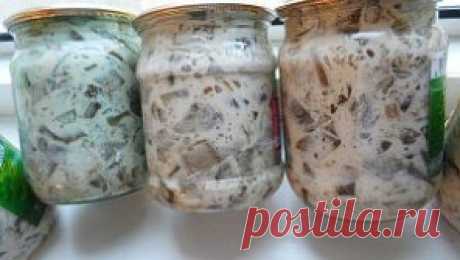 Баклажаны в майонезе со вкусом грибов. Обалденная штука! 
На 5 кг синих
800 гр любого майонеза,
1 пачечка грибной приправы,
1,5 кг лука.
Синие очистить, порезать кубиками, прокипятить 5 мин в воде. отдавить воду и обжарить на раст. масле. отдельно пережарить лук. все смешать и в баночки.
Стерилизовать 0,5 л - 30 мин., закатать.
Синие и воду не солить, хватает приправы. Долго возиться, но счень вкусные. Вкус жареных грибов с майонезом.