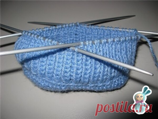 Пинетки - ботиночки. Описание

Размер: 0-6 месяцев (6-12 месяцев)
Необходимо: пряжа 50г/200м, спицы 2.5 мм, крючок 2.5 мм, 2 пуговицы.
Обозначения:
ззс - за задние стенки петель
зпс - за передние стенки петель

! Вводим спицу не в следующую петлю, а в петлю под ней 
! и провязываем как обычную лицевую петлю 
(лицевая петля вяжется из петли предыдущего ряда, а в этом ряду просто скидывается со спицы)
Подошва:
Набираем 7 петель
1 ряд: 6 лиц., 1 изн., поворот
2 ряд: 1 снять, ...