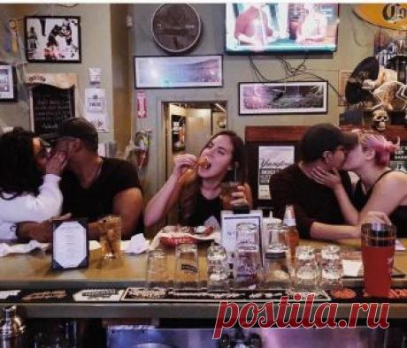 20 фотографий, которые показывают все трудности жизни без второй половинки Жить одному хорошо. Можно делать все, что захочется, и не отказывать себе в маленьких слабостях: заказать пиццу на ужин, разбросать носки по дому и завести кота, который разделит с вами любую трапезу....