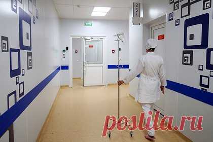 Запертая дома российская школьница решила погулять с другом и выпала из окна. В городе Рубцовск Алтайского края школьница, которую заперли дома на ключ, выпала из окна третьего этажа ради прогулки. По данным авторов канала, 12-летнюю девочку заперла дома мать, которая отправилась на родительское собрание. Она велела дочери делать уроки и ушла из квартиры.