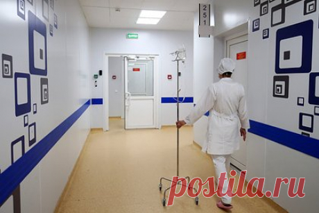Запертая дома российская школьница решила погулять с другом и выпала из окна. В городе Рубцовск Алтайского края школьница, которую заперли дома на ключ, выпала из окна третьего этажа ради прогулки. По данным авторов канала, 12-летнюю девочку заперла дома мать, которая отправилась на родительское собрание. Она велела дочери делать уроки и ушла из квартиры.