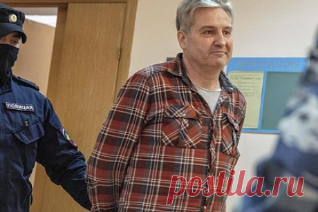 Российский копатель получил срок за фейки об армии в соцсетях. В Петербурге к пяти с половиной годам колонии общего режима приговорили поисковика Олега Белоусова по делу о фейках в отношении российской армии. 3 апреля 2022 года осужденный разместил в группе «Питерские копатели» текстовые сообщения, содержащие заведомо ложную информацию об армии.