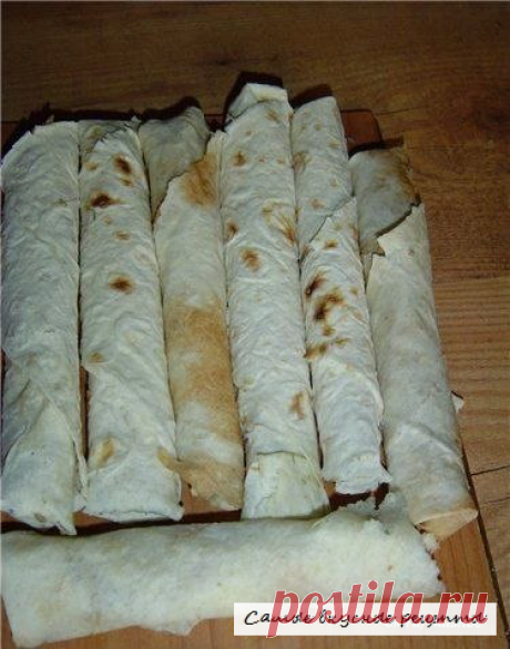 Горячая закуска из лаваша

Эта необычная хрустящая закуска из лаваша порадует Вас своим вкусом, а особенно тех, кто не равнодушен к чебурекам. 

Ингредиенты:
- 6 тонких лаваша
- 200 г куриных желудочков
- 200 г куриных сердечек
- 150 г твердого сыра
- 2 яйца
- зеленый лук
- укроп
- перец, соль
- масло растительное для обжарки

Отвариваем желудочки и сердечки и измельчаем их в блендере.

Укроп и лук измельчаем ножом и добавляем к потрошкам.

С помощью мелкой терки натираем ...