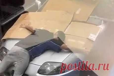 Мужчина защищал роскошный спорткар от града своим телом и попал на видео. Житель Сиднея, Австралия, решил защитить свой роскошный автомобиль от града и закрыл его своим телом. Пользователь TikTok Джейк Макглойн (Jake Mcgloin) заснял из окна апартаментов неизвестного мужчину на парковке, который пытался закрыть свой серебристый спорткар Toyota Supra от непогоды.